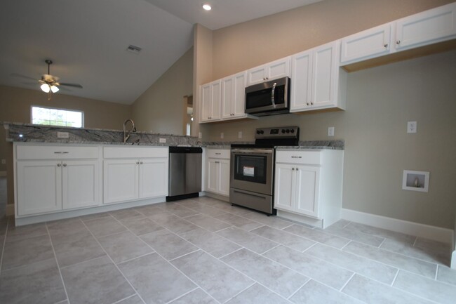 Building Photo - BEAUTIFUL 3 Bedroom, 2 Bathroom Home in Oc...