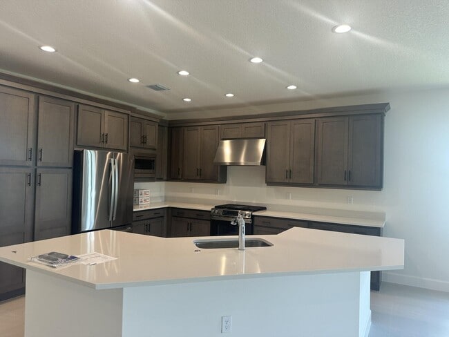 Building Photo - 12292 SW Compass Pt Dr