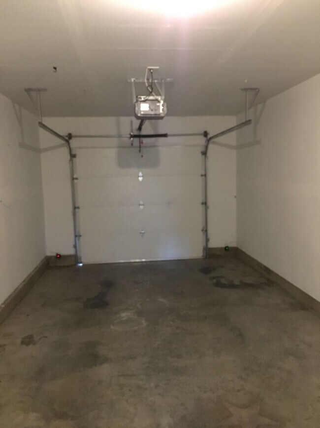 Building Photo - 3 Bedroom Duplex in SW Redmond