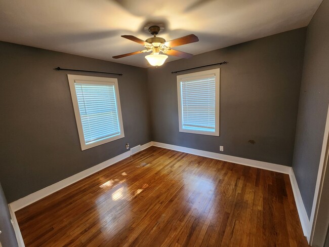Building Photo - 4 Bedroom in East Moline  MUST SEE!!!