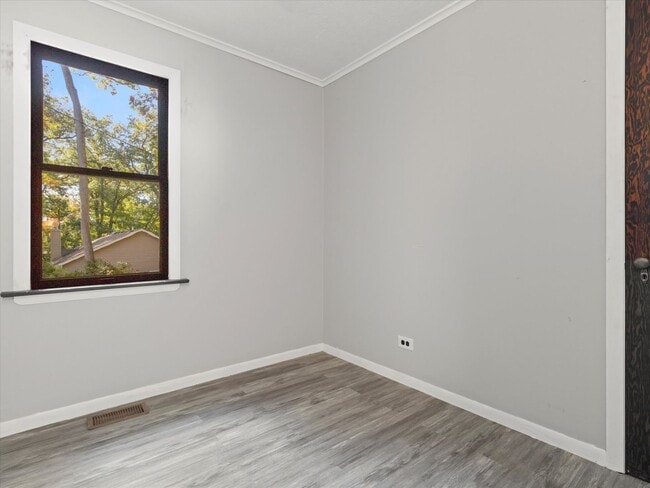Building Photo - Adorable Lake Como Home Now Available!