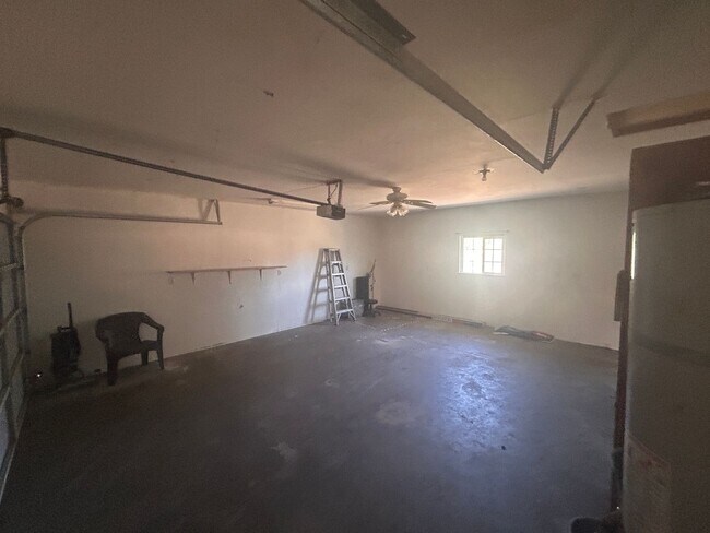 Building Photo - Move in Ready in  Hanford 3 bedroom, 1 bath with large yard!