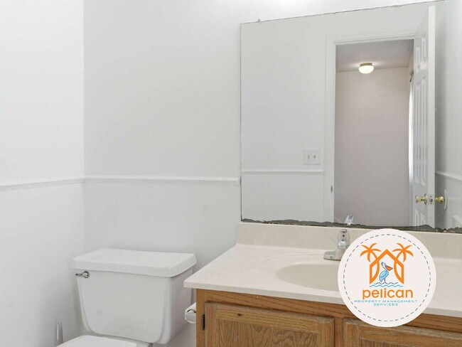 Building Photo - Bright townhome in the heart of Pensacola