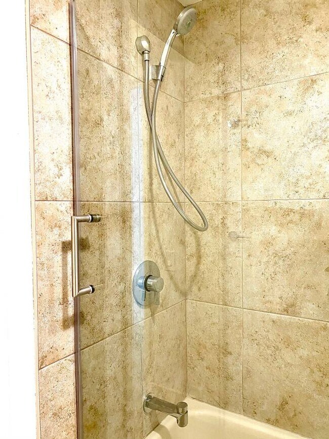 bathroom 1 tub & showerpan - 322 Aoloa St