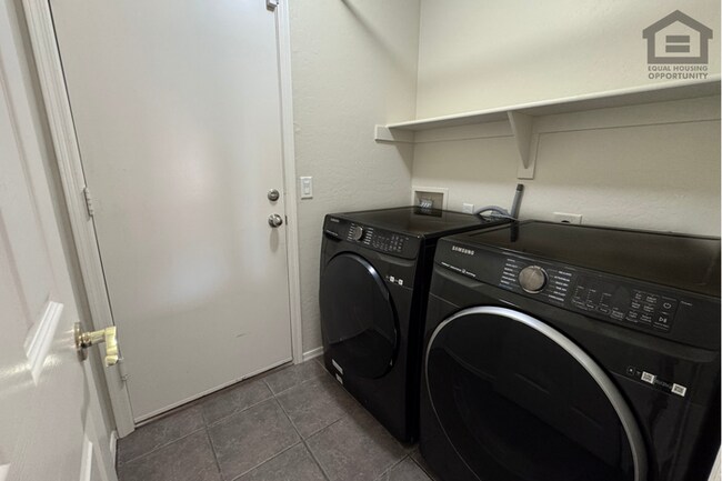 Building Photo - 3Bed/2Bath House in Avondale! Ready for Immediate Move-In! – RV GATE!
