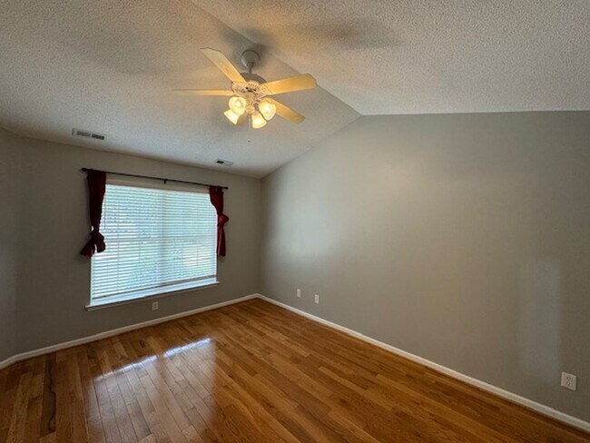 Building Photo - Pre-lease now for August!