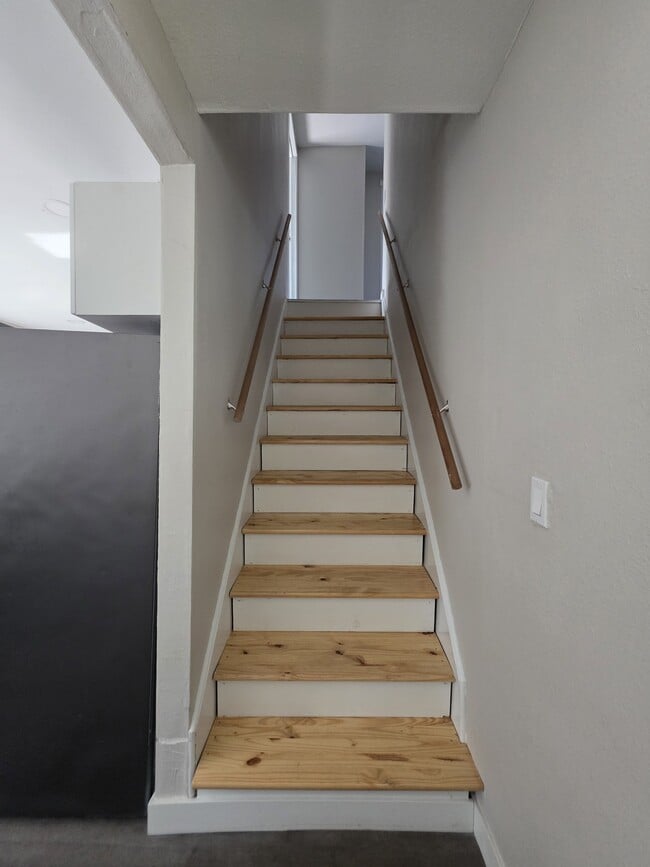 Building Photo - 1060-KE1060 15th St NE