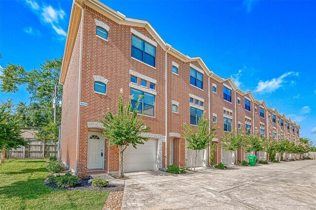 Building Photo - 2710 Hullsmith Dr