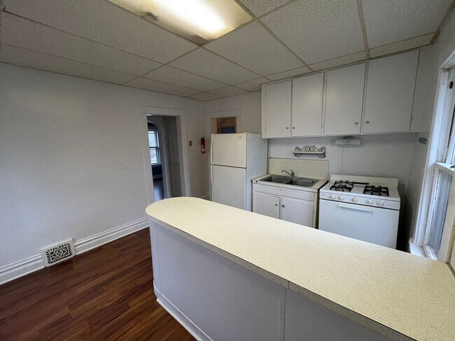 Building Photo - 802-806 Cedar