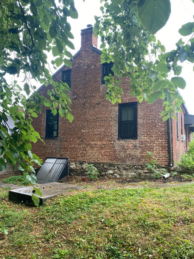 Building Photo - 898 Menges Mills Rd