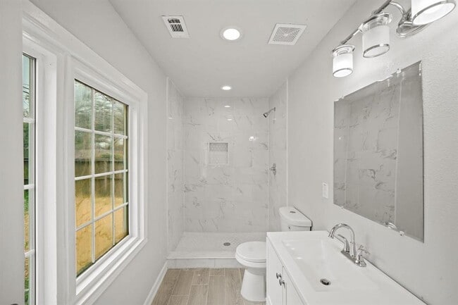 Building Photo - 3430 Seabrook St