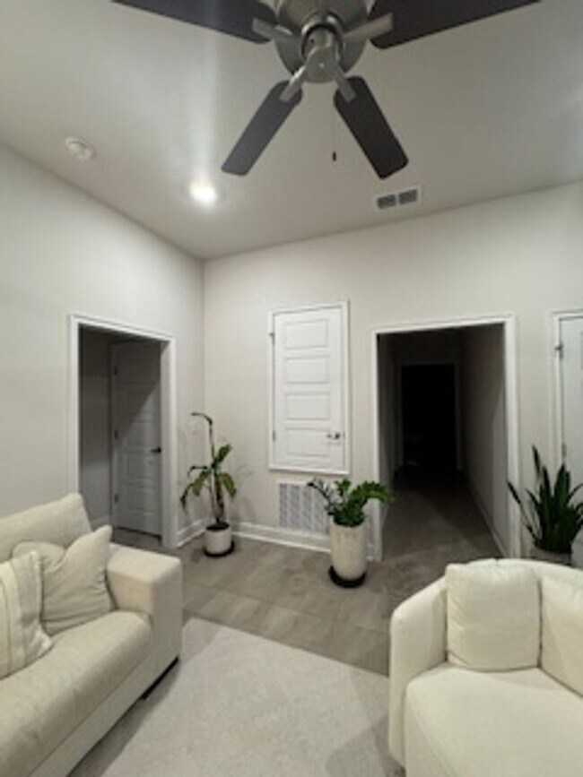 Building Photo - Beautiful 3/2/2 in Sawmill creek community! Lawn care included, water view, community pool...