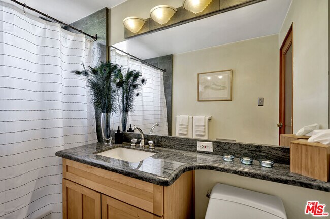 Building Photo - 15511 Woodcrest Dr