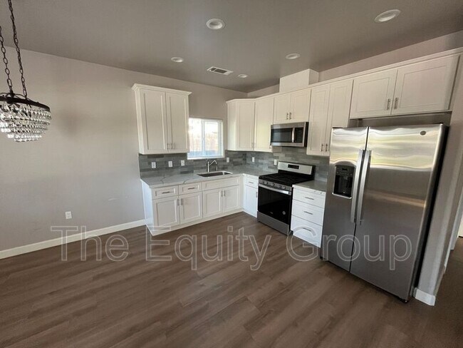 Building Photo - 1135 W Baker St