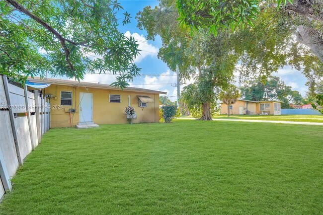 Building Photo - 14600 NE 14th Ave