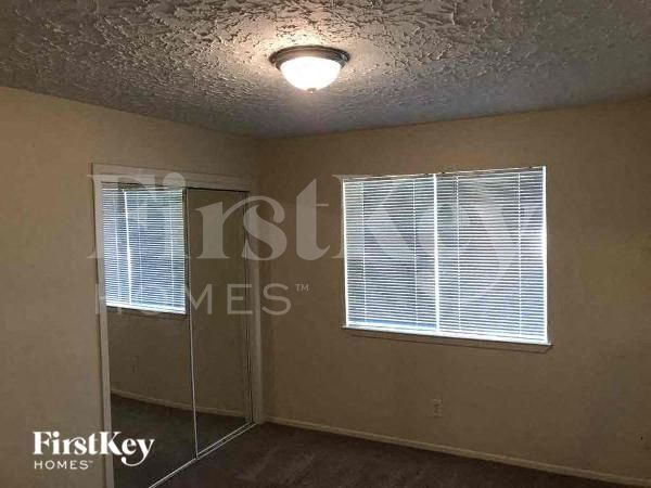 Building Photo - 2418 Aprilmont Dr