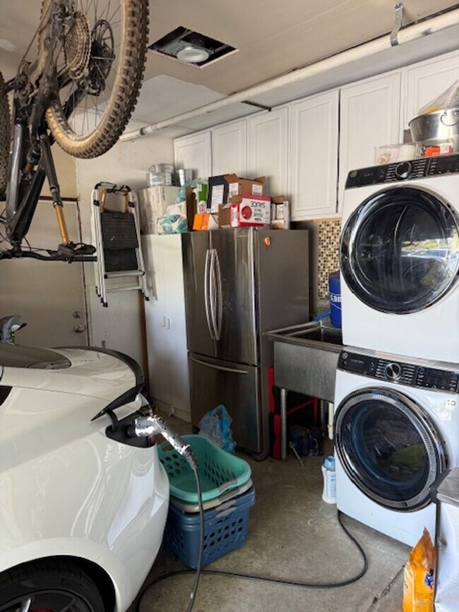 Building Photo - Stunning 5-Bed. 2.5 bath Home in the Heart of Pleasanton Meadows, Community Pool