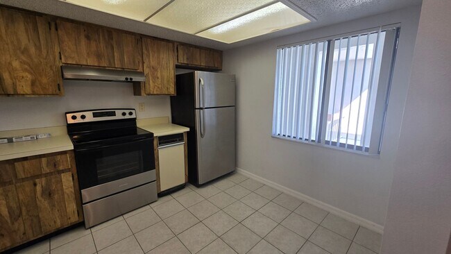 Building Photo - Nice 2/2 in the Gated East Lake Woodlands community