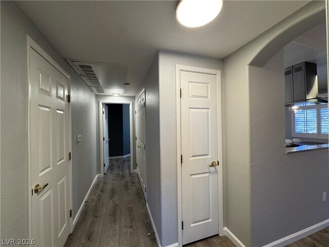 Building Photo - 401 Amber Pine St