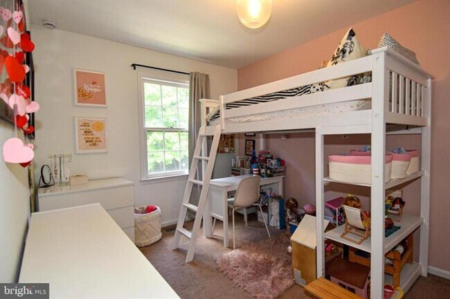 Building Photo - Set within the sought after community of Runnymeade, this beautifully maintained townhome offers ...