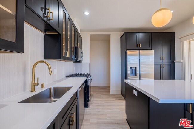 Building Photo - 216 N Catalina Ave