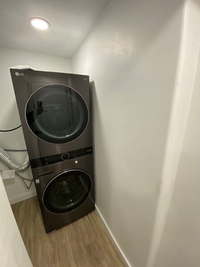 Building Photo - Beautiful House with basement apartment