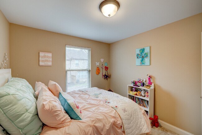 Building Photo - Hendersonville Townhome with Garage, Fireplace & Walk-In Closet