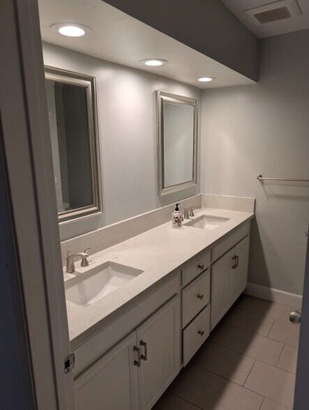 Building Photo - 400 S Los Robles Ave