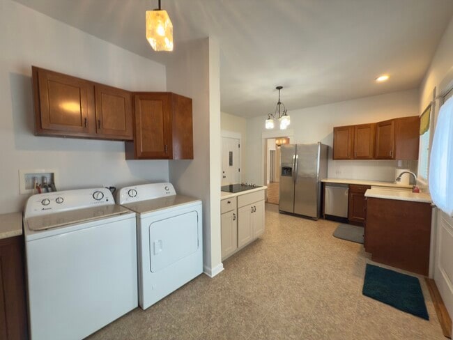 Building Photo - 717 Warner Ave