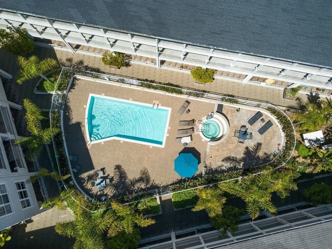 Building Photo - Luxury condo in the heart of downtown Santa Cruz!
