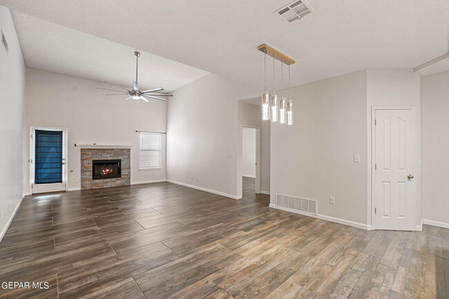 Building Photo - 6753 Parque Del Sol Dr
