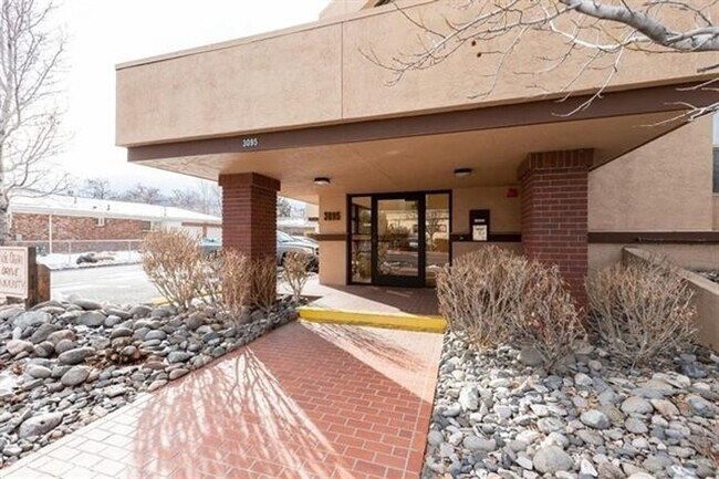 Building Photo - Spacious Condo - Fantastic Location