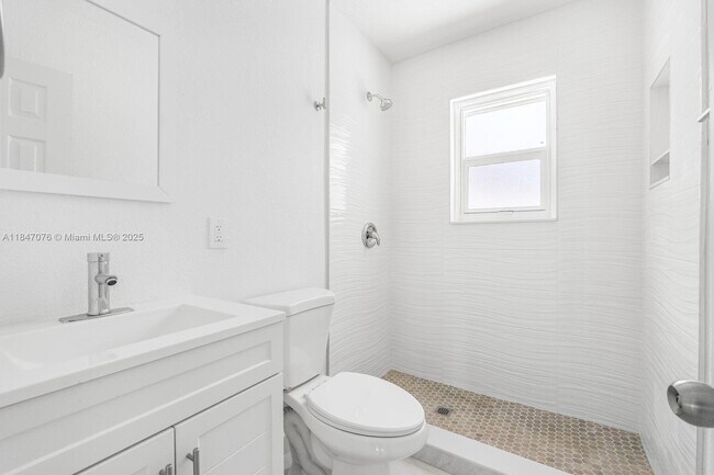Building Photo - 1121 SW 18th Ct