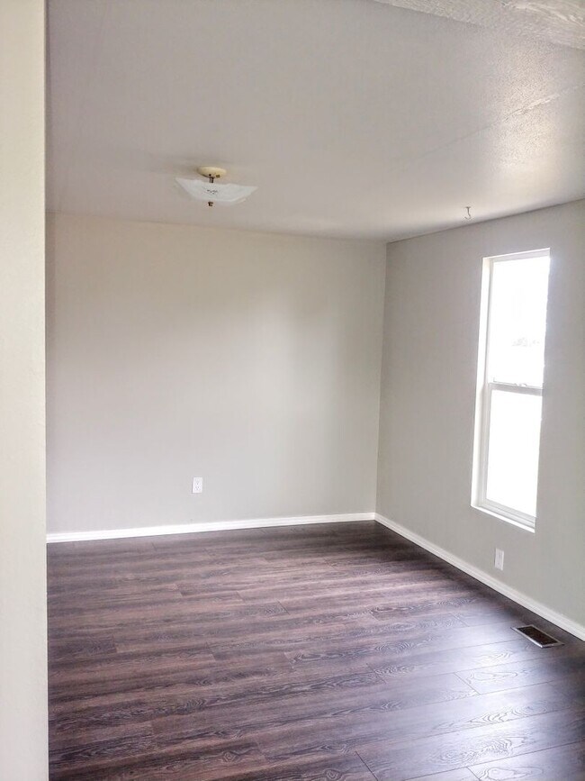 Building Photo - 3 Bedroom Family Home