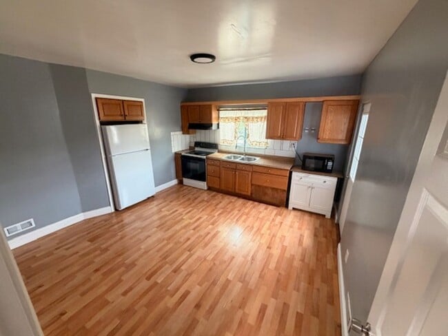 Building Photo - 925 Xenia Ave