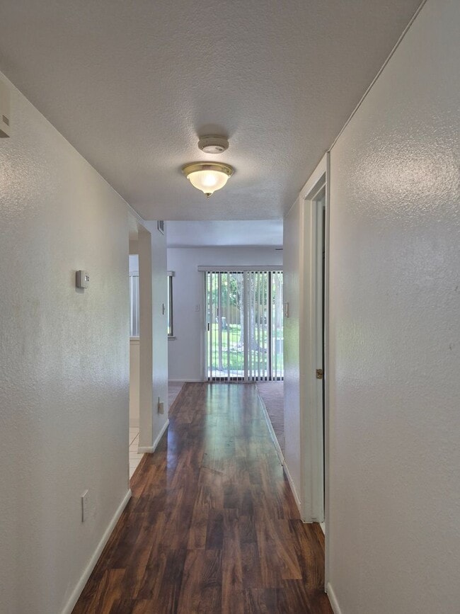 Building Photo - 925 Country Club Dr SE