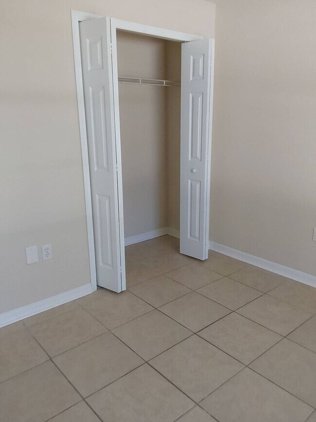 Building Photo - Beautiful 4-Bedroom, 2-Bath Home with 2-Ca...