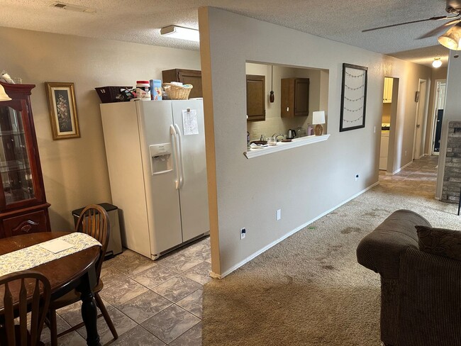 Building Photo - 2 Bedroom, 1 Bathroom, Right side of Duplex with fenced-in backyard and 1x Car Garage