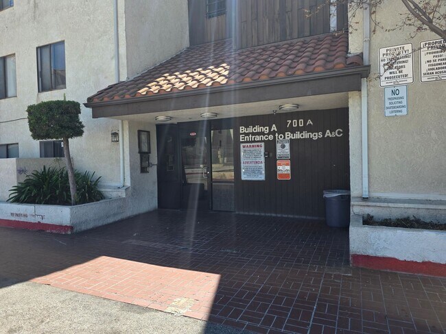 Building Photo - 700 W 3rd. Street #A215