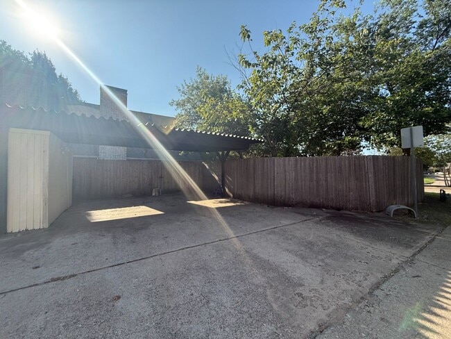 Building Photo - 612-614 Towne House Ln