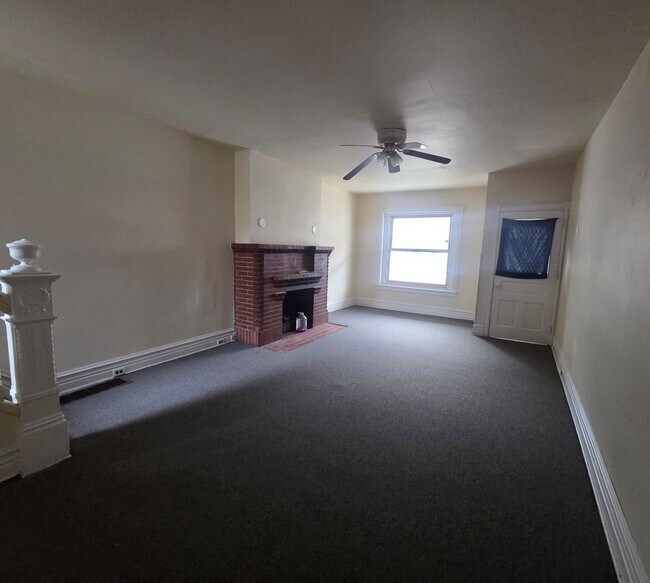 Building Photo - 5 Bedroom House For Rent