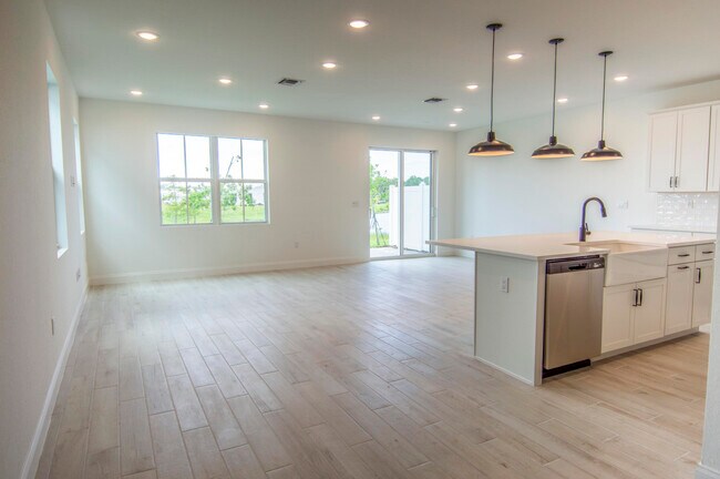 Building Photo - 171 SE Birch Ter