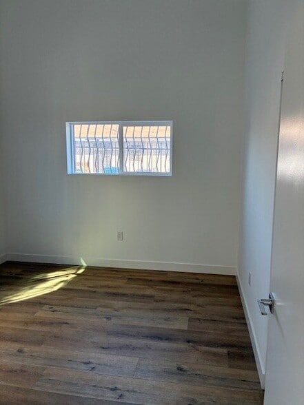 Building Photo - 447 W 74th St