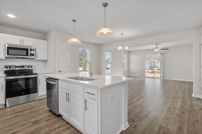 Building Photo - 3 Bd 2.5 Ba end unit townhouse