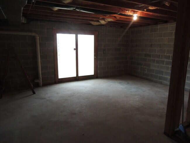 Building Photo - 404 Pinebrooke Cir