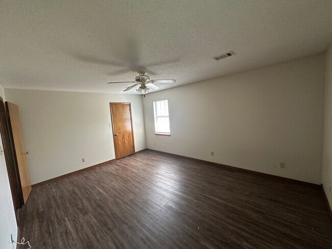 Building Photo - Welcome to this charming 3-bedroom, 2-bath...