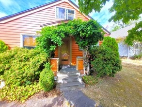 Building Photo - Charming Two Bedroom Home with a bonus room/Den and Large Fenced Yard - Nevada St