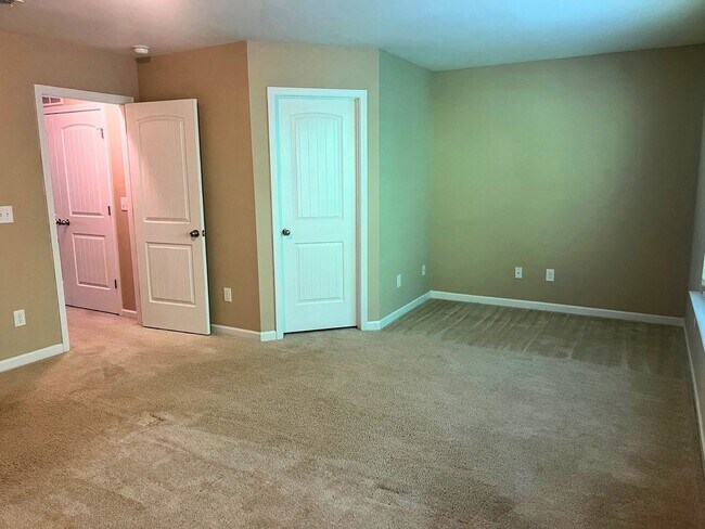 Building Photo - Move-in Ready!
