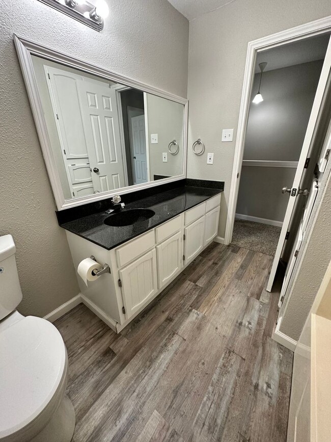 Building Photo - 2 bed 1.5 bath Townhome