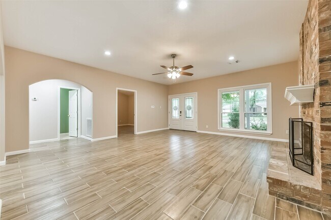 Building Photo - 605 Kings Ct